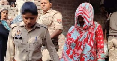 "अमरोहा हत्या प्रकरणातील संशयित महिलेला पोलीस ताब्यात घेताना"