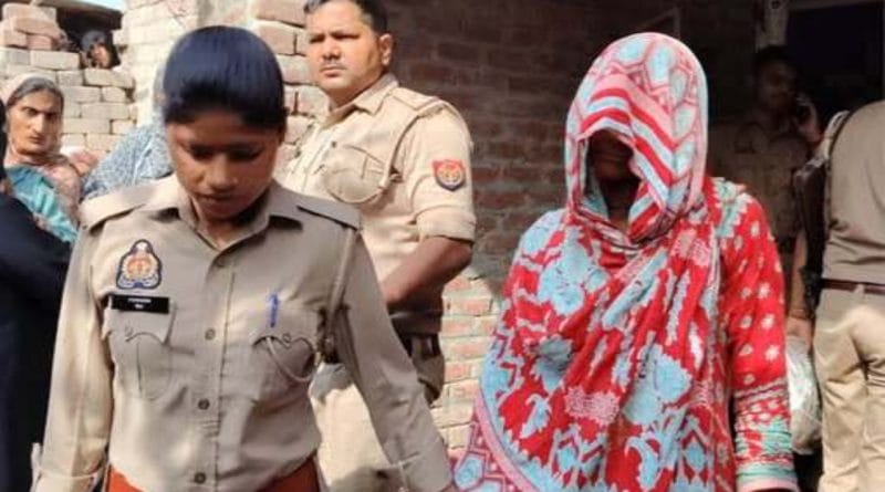 "अमरोहा हत्या प्रकरणातील संशयित महिलेला पोलीस ताब्यात घेताना"