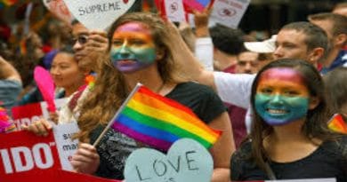 LGBTQ+ Pride March: इंद्रधनुष्यी रंगात रंगलेले चेहरे आणि समानतेचा संदेश देणारे फलक