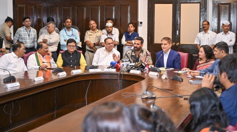 "मुंबई क्लीन लीग शुभारंभ प्रसंगी अभिनेता अक्षय कुमार आणि बीएमसी आयुक्त भूषण गगराणी."