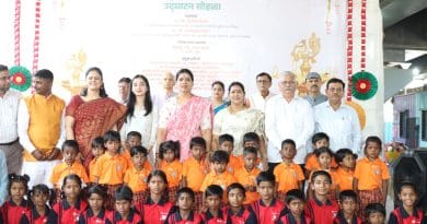 मुंबईच्या महापौर रितूताई तावडे चेंबूर येथील 'सिग्नल शाळे'च्या लोकार्पण सोहळ्याप्रसंगी विद्यार्थी आणि इतर मान्यवरांसोबत.