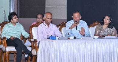 मुंबईत मतदार यादी पुनरीक्षण बैठकीत मार्गदर्शन करताना मुख्य निवडणूक अधिकारी एस. चोक्कलिंगम आणि नवीन महाजन