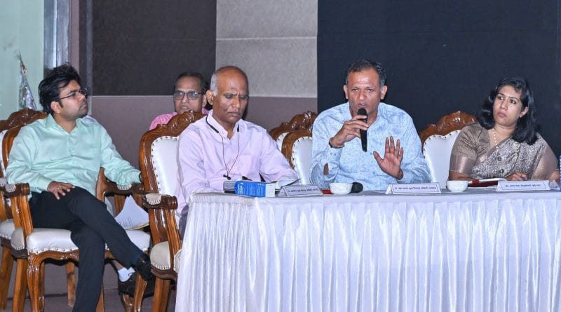 मुंबईत मतदार यादी पुनरीक्षण बैठकीत मार्गदर्शन करताना मुख्य निवडणूक अधिकारी एस. चोक्कलिंगम आणि नवीन महाजन