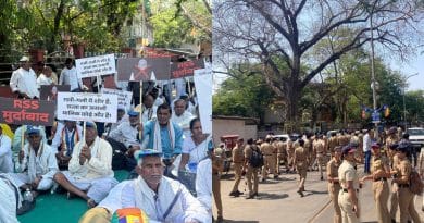 नागपूर येथील वंचित बहुजन आघाडीच्या आंदोलनातील जनसागर आणि आक्रमक फलक.