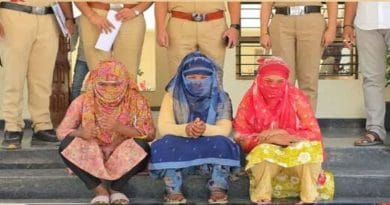 कोपरगाव पोलीस कोठडीत असलेली लुटारू नवरी आणि जप्त केलेले दागिने.