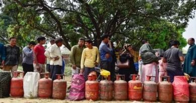 पिंपरी चिंचवडमध्ये गॅस सिलिंडरसाठी नागरिकांच्या रांगा