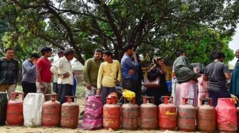 पिंपरी चिंचवडमध्ये गॅस सिलिंडरसाठी नागरिकांच्या रांगा