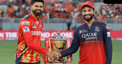 IPL 2026 आरसीबी विरुद्ध सनरायझर्स हैदराबाद सलामीच्या सामन्यापूर्वी दोन्ही कर्णधार ट्रॉफीसोबत.