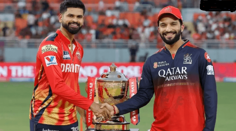IPL 2026 आरसीबी विरुद्ध सनरायझर्स हैदराबाद सलामीच्या सामन्यापूर्वी दोन्ही कर्णधार ट्रॉफीसोबत.