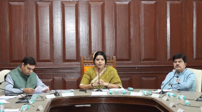 मुंबईच्या प्रवेशद्वारांच्या सुशोभीकरण प्रकल्पाचे नियोजन करताना महापौर रितू तावडे