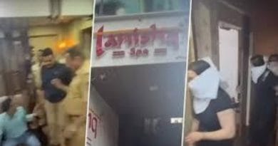 मीरा रोडमधील स्पा सेंटरवर पोलिसांची धाड आणि कारवाईचे दृश्य.