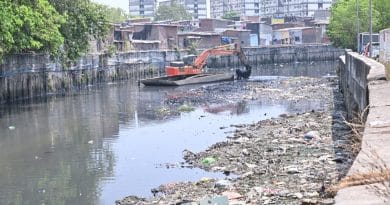 मुंबईतील मीठी नदीमध्ये मशिनद्वारे केली जाणारी नालेसफाई (डिसिल्टिंग) मोहीम.