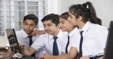 CBSE १०वी निकालाची प्रतीक्षा करणारे शालेय विद्यार्थी