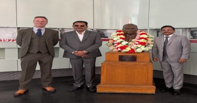 लंडन स्कूल ऑफ इकॉनॉमिक्समधील डॉ. बाबासाहेब आंबेडकर यांच्या अर्धपुतळ्यासमोर अधिकारी आणि मान्यवर.