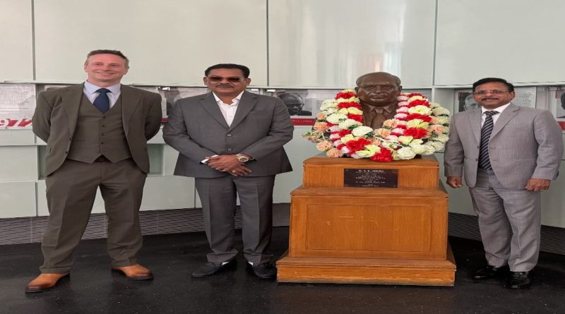 लंडन स्कूल ऑफ इकॉनॉमिक्समधील डॉ. बाबासाहेब आंबेडकर यांच्या अर्धपुतळ्यासमोर अधिकारी आणि मान्यवर.