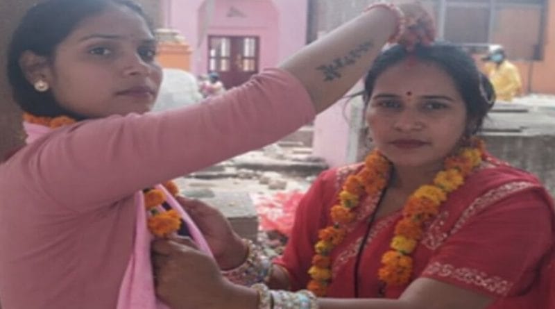बक्सरमधील रामेश्वर नाथ मंदिरात विवाह करताना संध्या देवी आणि रुबी कुमारी यांचा व्हायरल फोटो.