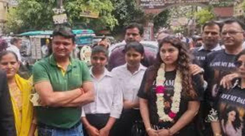 निवृत्त न्यायाधीश ज्ञानेंद्र कुमार शर्मा यांच्या मुलीच्या (प्रणिता) घटस्फोटानंतर तिचे ढोल-ताशांच्या गजरात स्वागत करतानाचे दृश्य.