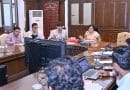 बृहन्मुंबई महानगरपालिका आयुक्त श्रीमती अश्विनी भिडे रस्ते काँक्रिटीकरण प्रकल्पाचा आढावा घेण्यासाठी मुख्यालयात वरिष्ठ अधिकाऱ्यांसोबत बैठक घेताना.