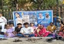 आझाद मैदानात प्रतिभा शिनगारेला न्याय मिळवून देण्यासाठी बॅनरसह बसलेले तिचे आई-वडील आणि आंदोलक.
