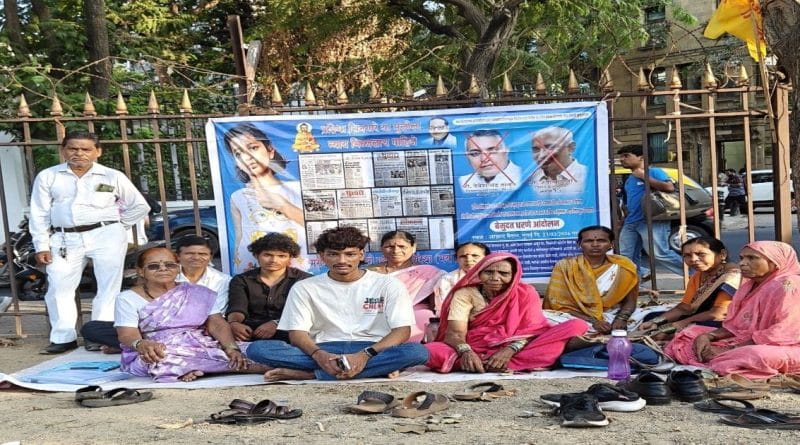 आझाद मैदानात प्रतिभा शिनगारेला न्याय मिळवून देण्यासाठी बॅनरसह बसलेले तिचे आई-वडील आणि आंदोलक.