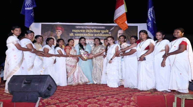 देगलूर येथील संयुक्त जयंती सोहळ्यात उपस्थित महिला वर्ग आणि मान्यवरांचा सत्कार करतानाचा क्षण.