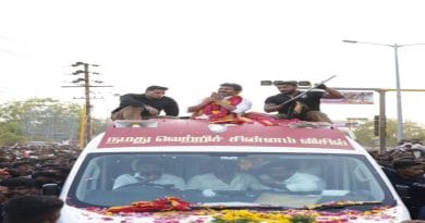 तामिळनाडूतील विल्लुपूरम रॅलीमध्ये जमलेल्या लाखो समर्थकांच्या समुदायाला अभिवादन करताना थलपती विजय.