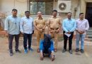 "डोंबिवली हत्याकांडातील मुख्य आरोपीला अटक केल्यानंतर पोलीस पथकासह आरोपीचा फोटो"