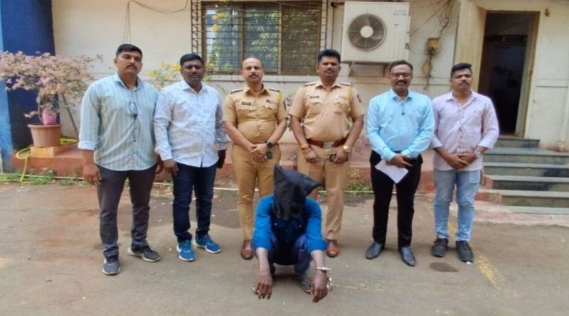 "डोंबिवली हत्याकांडातील मुख्य आरोपीला अटक केल्यानंतर पोलीस पथकासह आरोपीचा फोटो"