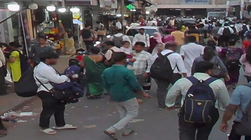 मुंबईतील गर्दीचा रस्ता आणि फूटपाथवर व्यवसाय करणारे फेरीवाले; बीएमसी आणि पोलिसांची संयुक्त कारवाई मोहीम.