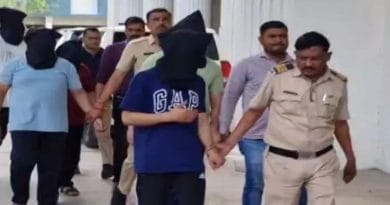 "नाशिक आयटी कंपनी शोषण आणि धर्मांतर प्रकरणातील आरोपींना अटक करून नेताना नाशिक पोलीस."