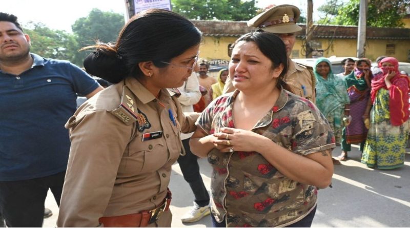"कानपूर दुहेरी हत्या प्रकरणातील मृत मुलींच्या आईला धीर देताना महिला पोलीस अधिकारी."
