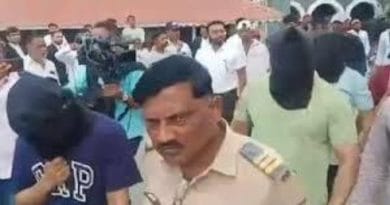 नाशिकमधील TCS लैंगिक शोषण आणि धर्मांतरण प्रकरणातील आरोपींना पोलीस न्यायालयात घेऊन जातानाचे दृश्य.