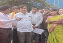लोखंडवाला-मागाठाणे ते गोरेगाव डीपी रोडच्या कामाची पाहणी करताना आमदार अतुल भातखळकर, माजी नगरसेविका सुरेखा पाटील आणि अधिकारी.