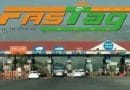 महामार्गावरील टोल प्लाझा आणि त्यावर असलेला मोठा FASTag (फास्टॅग) ब्रँडिंगचा लोगो.