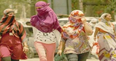 "अकोला उष्णतेची लाट - उन्हापासून संरक्षणासाठी स्कार्फ बांधलेल्या महिला"