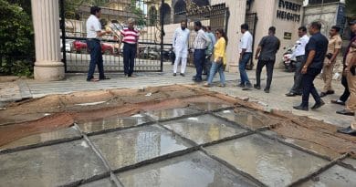 "चांदिवलीत रस्ते कामाची पाहणी करताना आमदार दिलीप मामा लांडे आणि मनपा अधिकारी"