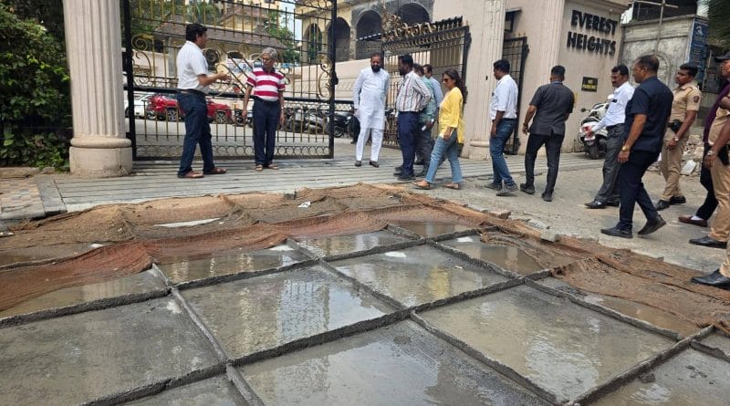 "चांदिवलीत रस्ते कामाची पाहणी करताना आमदार दिलीप मामा लांडे आणि मनपा अधिकारी"