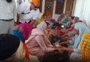 "सुवर्ण मंदिरात जमिनीवर बसून महिलांशी संवाद साधताना प्रियांका चोप्रा"
