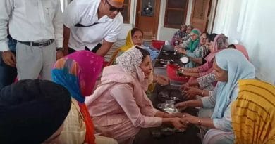"सुवर्ण मंदिरात जमिनीवर बसून महिलांशी संवाद साधताना प्रियांका चोप्रा"