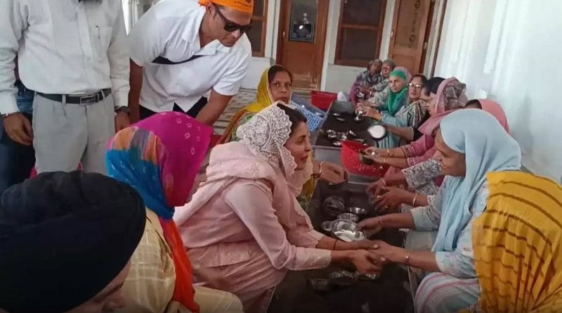 "सुवर्ण मंदिरात जमिनीवर बसून महिलांशी संवाद साधताना प्रियांका चोप्रा"