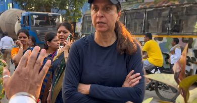 वरळीत महायुतीच्या आंदोलनामुळे झालेल्या वाहतूक कोंडीत संतापलेली महिला आणि पोलीस अधिकारी.