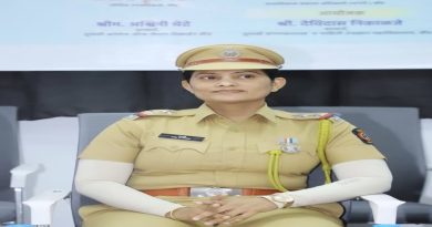 पल्लवी जाधव यांची सहायक पोलीस निरीक्षक पदी पदोन्नती, खांद्यावर स्टार लावताना वरिष्ठ पोलीस अधिकारी