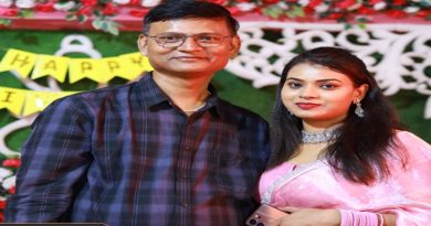 बिहारमधील पीडित पती अमन कुमार आणि त्यांची BPSC शिक्षिका पत्नी गुंजन कुमारी एका कौटुंबिक कार्यक्रमात एकत्र उभे असलेले दिसत आहेत.