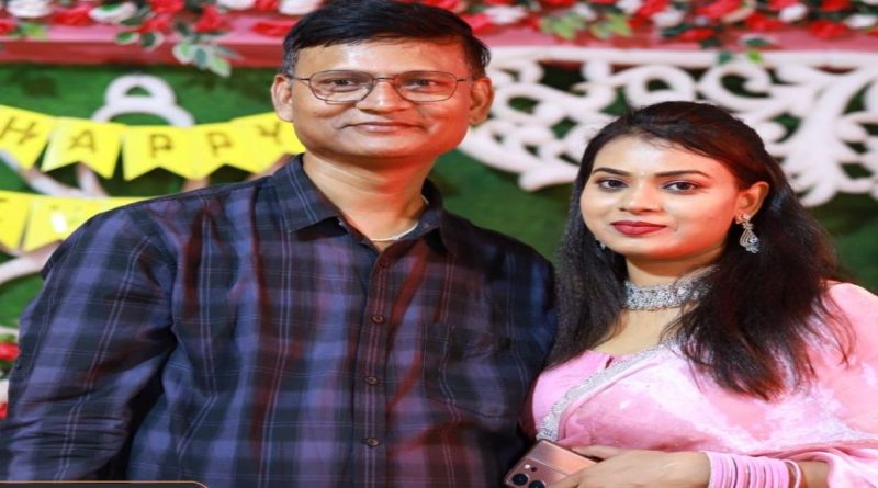 बिहारमधील पीडित पती अमन कुमार आणि त्यांची BPSC शिक्षिका पत्नी गुंजन कुमारी एका कौटुंबिक कार्यक्रमात एकत्र उभे असलेले दिसत आहेत.
