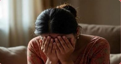 कौटुंबिक हिंसाचारामुळे हताश झालेली आणि रडणारी महिला