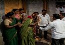 पुण्यात विषारी दारूमुळे झालेल्या मृत्यूनंतर नातेवाईकांचा आक्रोश; घराबाहेर रडणाऱ्या महिलांचे सांत्वन करताना गावातील नागरिक.