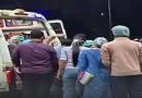 रुग्णालयाबाहेर उभी असलेली रुग्णवाहिका (अ‍ॅम्ब्युलन्स) आणि त्याभोवती जमलेले वैद्यकीय कर्मचारी