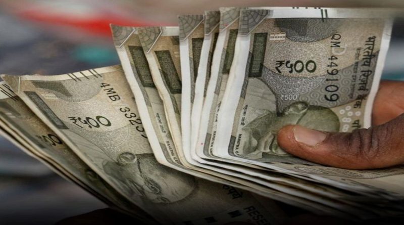 रिझर्व्ह बँक ऑफ इंडियाच्या (RBI) नवीन प्लास्टिक चलनाच्या प्रस्तावादरम्यान एका व्यक्तीच्या हातात असलेल्या ५०० रुपयांच्या भारतीय कागदी नोटांचा बंडल.