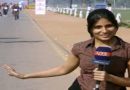 मैदानावर ऑन-फील्ड रिपोर्टिंग करताना हातात माईक घेतलेली महिला पत्रकार
