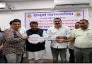मालाड कुरार गाव DP रोड पुनर्वसन कार्यक्रमात आमदार सुनील प्रभू आणि नगरसेवक अजित रावराणे चावी वाटप करताना.